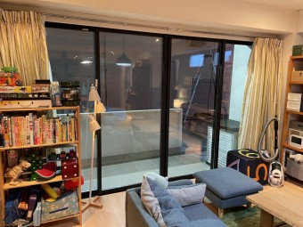 内リビング_サッシ閉め f9b0a4b31c9132651d5bb784d209a35c-e1661240712486